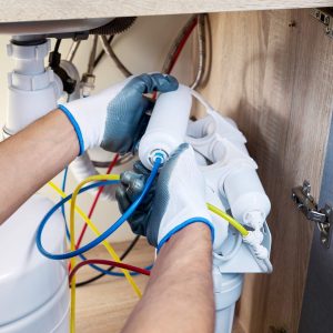 4.-Монтаж-фильтра-для-воды-с-установкой-под-мойку-от-2500